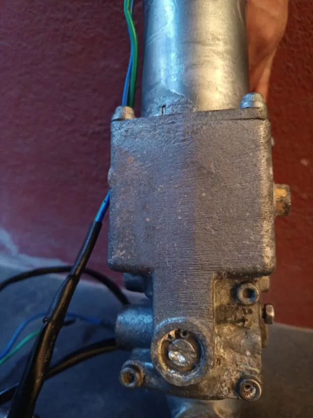 Power trim fueraborda Yamaha F100