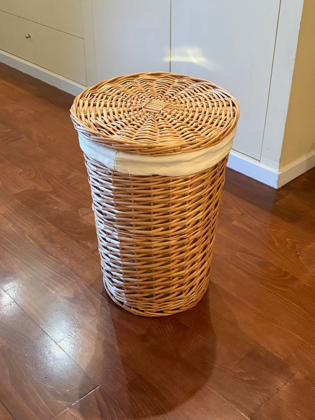 Cesto de mimbre mediano con tapa