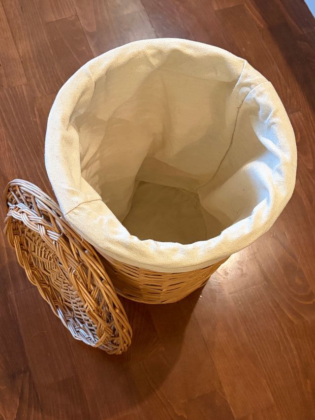 Cesto de mimbre mediano con tapa