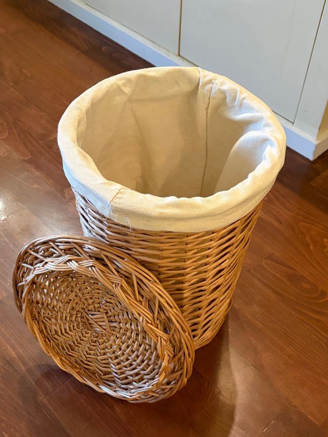 Cesto de mimbre mediano con tapa