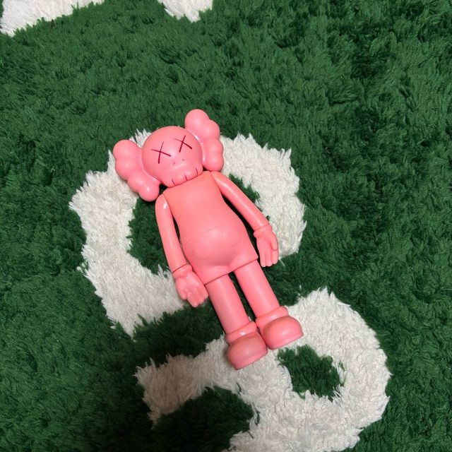 Kaws Muñeco de pie rosa claro oferta Lowcost