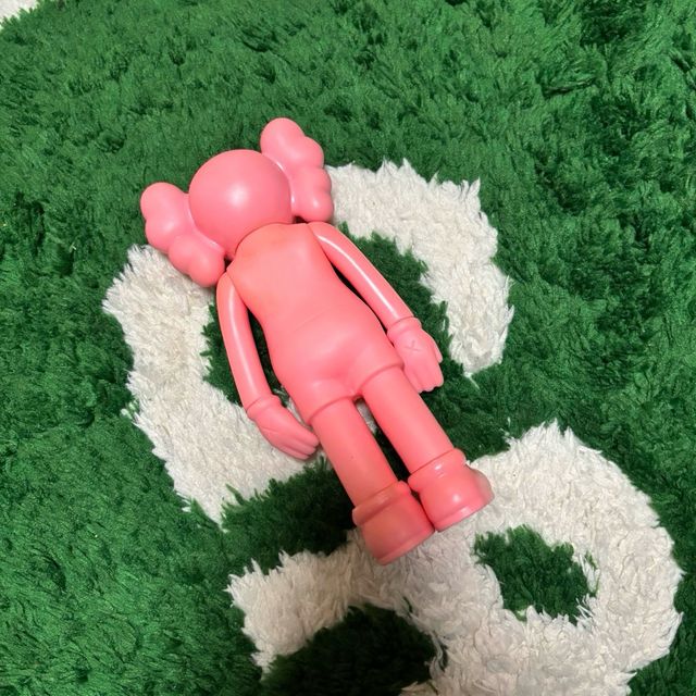 Kaws Muñeco de pie rosa claro oferta Lowcost