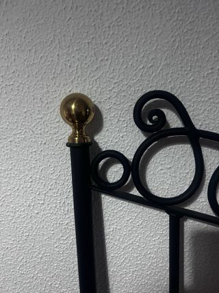 Cabecero forja cama 1,35 negro y dorado.