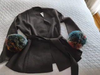Chaqueta marrón con puños de pelo multicolor