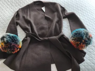 Chaqueta marrón con puños de pelo multicolor