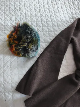 Chaqueta marrón con puños de pelo multicolor