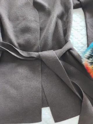 Chaqueta marrón con puños de pelo multicolor
