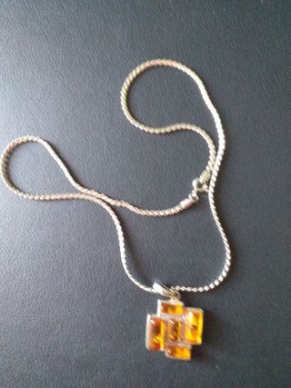 Colgante ámbar con cadena