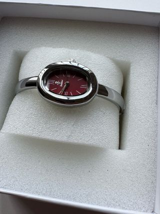 Reloj de mujer elegante en plata con esfera roja –