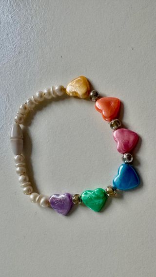 Braccialetto per bambini con perle e cuori multicolori