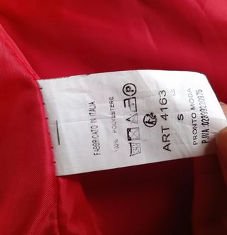 Chaqueta roja con cremallera asimétrica