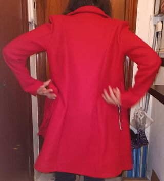Chaqueta roja con cremallera asimétrica