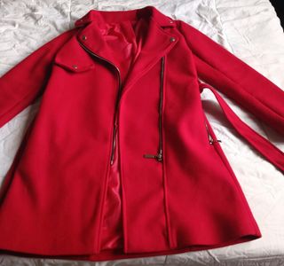 Chaqueta roja con cremallera asimétrica