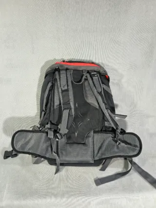 Mochila Forclaz 40L Negra, roja y Gris