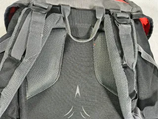 Mochila Forclaz 40L Negra, roja y Gris