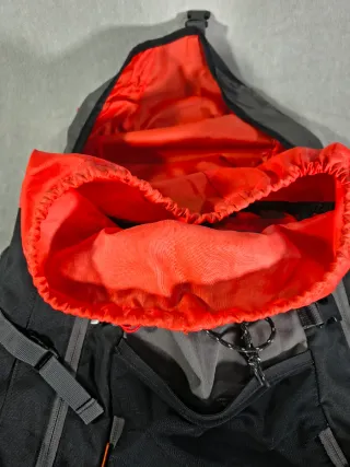 Mochila Forclaz 40L Negra, roja y Gris