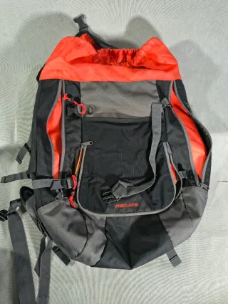 Mochila Forclaz 40L Negra, roja y Gris