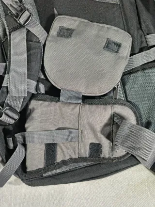 Mochila Forclaz 40L Negra, roja y Gris