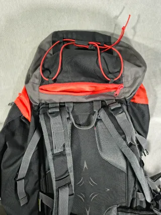 Mochila Forclaz 40L Negra, roja y Gris