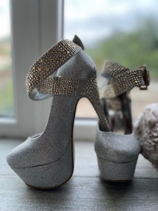 Zapatos de tacón plateados brillantes