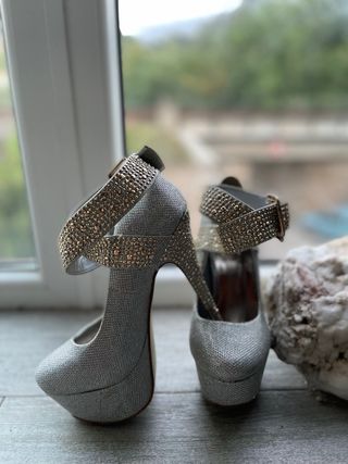 Zapatos de tacón plateados brillantes