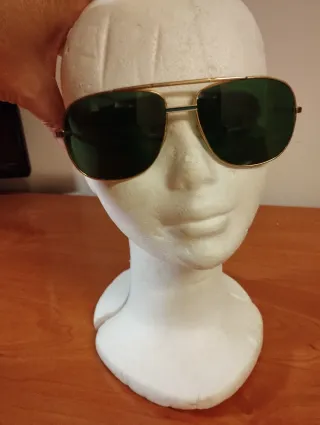 Gafas de sol aviador doradas y verdes