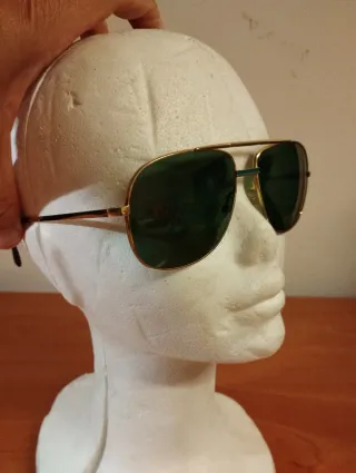 Gafas de sol aviador doradas y verdes