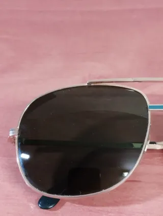 Gafas de sol aviador doradas y verdes