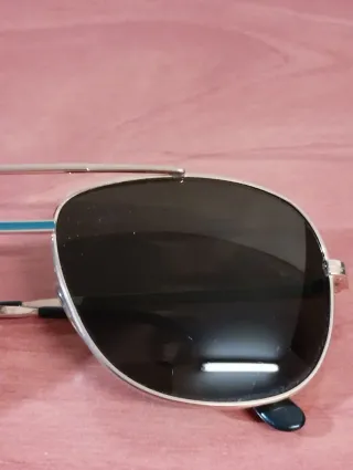 Gafas de sol aviador doradas y verdes