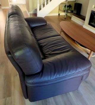 Sofá de dos plazas de cuero marrón oscuro