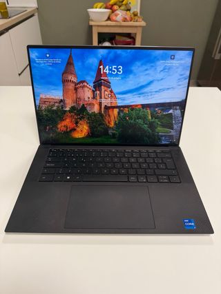 Portátil Dell XPS 15’ plateado. Mayo 2023.