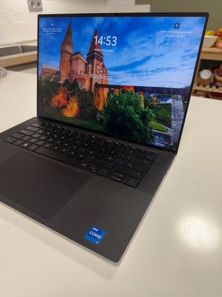 Portátil Dell XPS 15’ plateado. Mayo 2023.