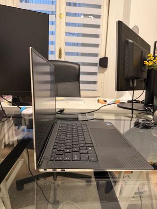 Portátil Dell XPS 15’ plateado. Mayo 2023.