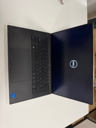 Portátil Dell XPS 15’ plateado. Mayo 2023.