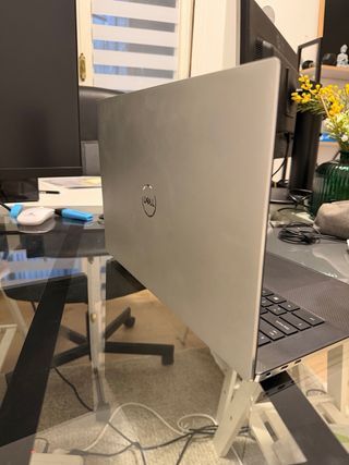 Portátil Dell XPS 15’ plateado. Mayo 2023.