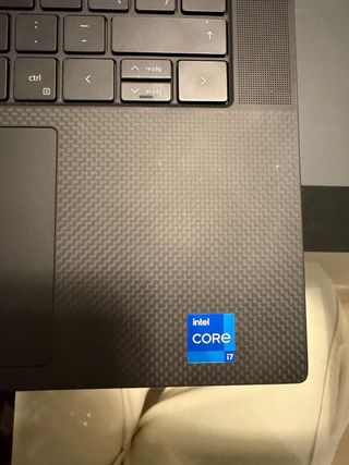 Portátil Dell XPS 15’ plateado. Mayo 2023.