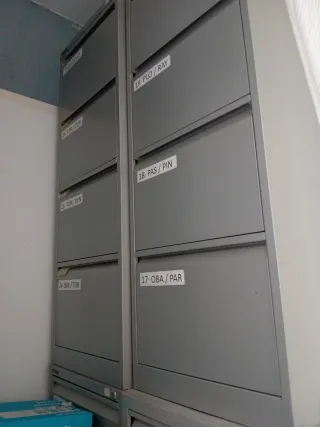 Archivadores de oficina metálicos grises hay 8 uni