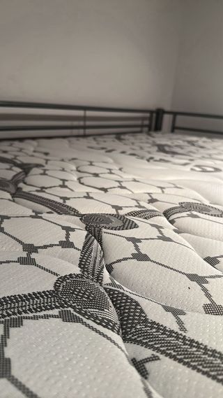 Litera metálica gris