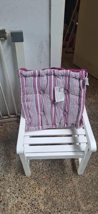 Silla infantil de madera blanca con cojin reversib