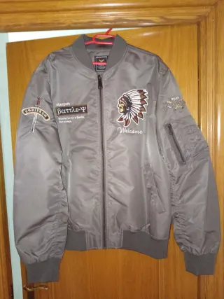 Cazadora Bomber Gris con Estampados