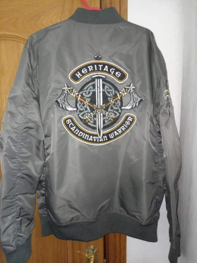 Cazadora Bomber Gris con Estampados