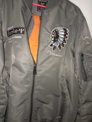 Cazadora Bomber Gris con Estampados