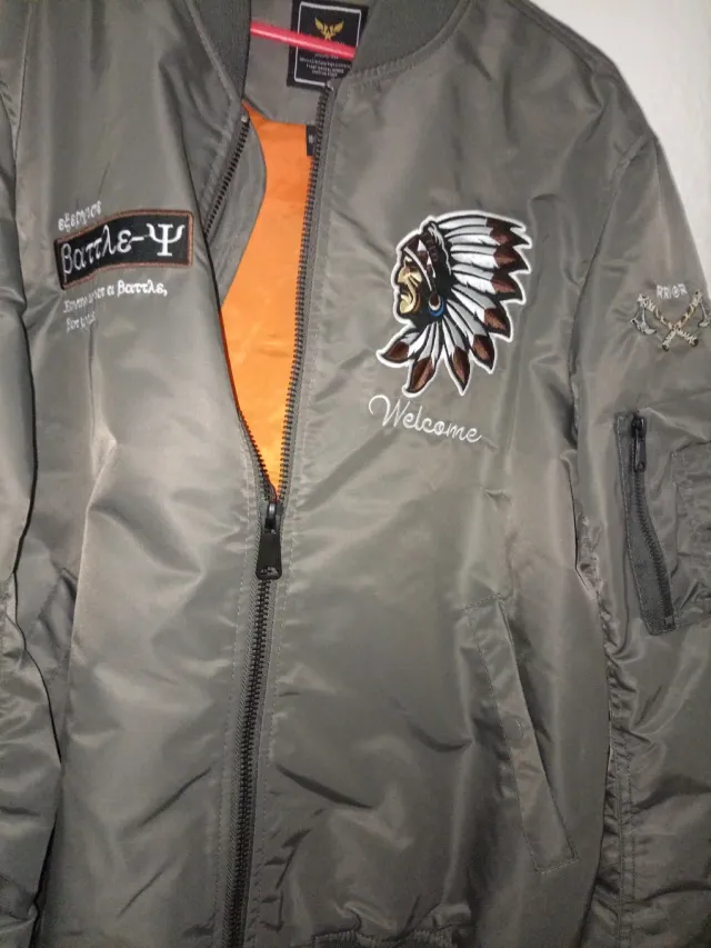 Cazadora Bomber Gris con Estampados