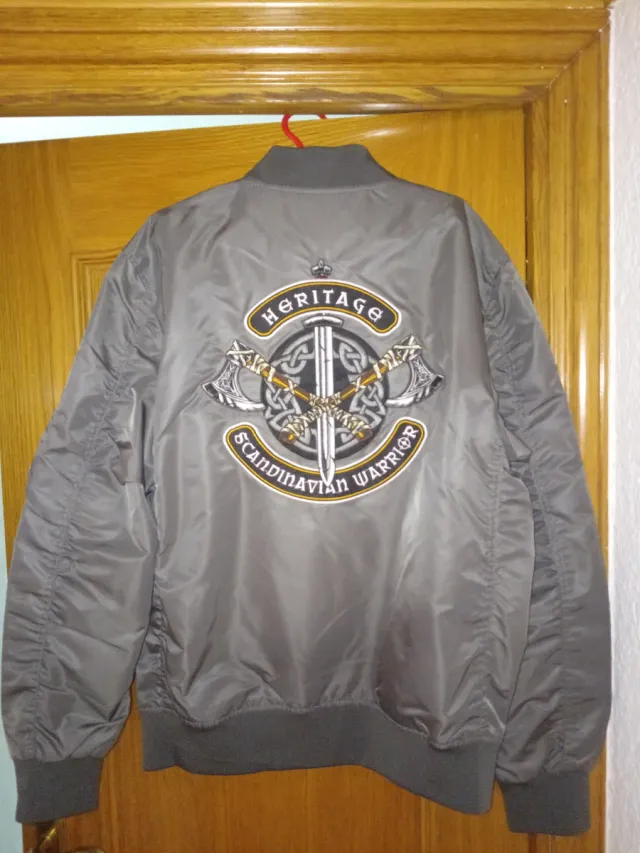 Cazadora Bomber Gris con Estampados