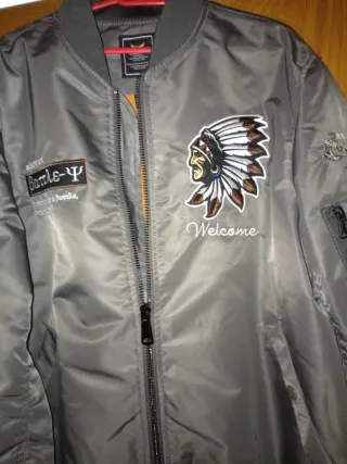 Cazadora Bomber Gris con Estampados