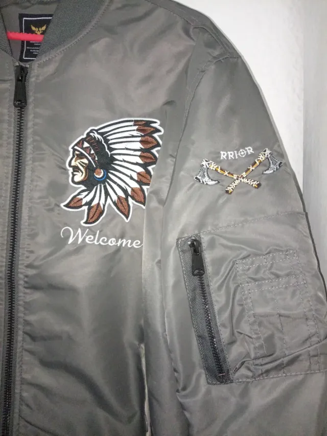 Cazadora Bomber Gris con Estampados