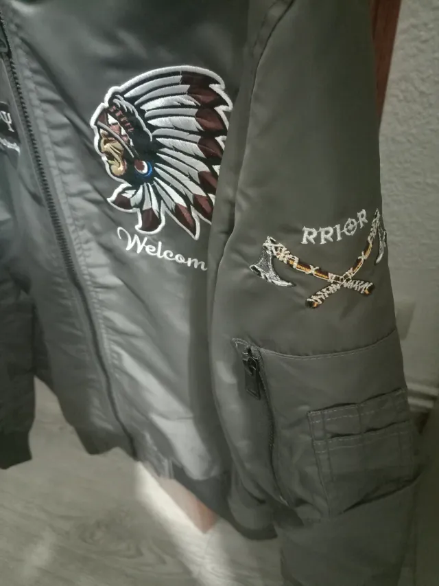 Cazadora Bomber Gris con Estampados