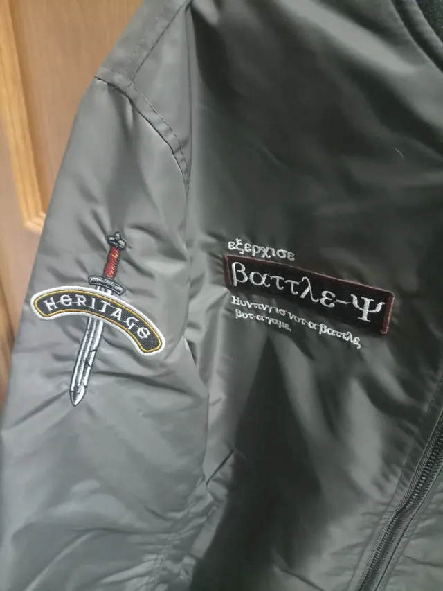 Cazadora Bomber Gris con Estampados