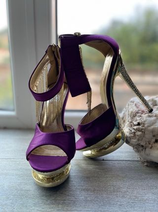 Zapatos de tacón morados con plataforma plateada