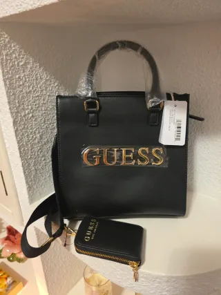 Bolso Guess Negro con Cartera Dorada